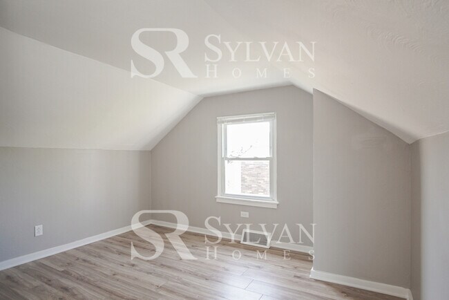 Building Photo - This home exudes a cheerful and welcoming ...