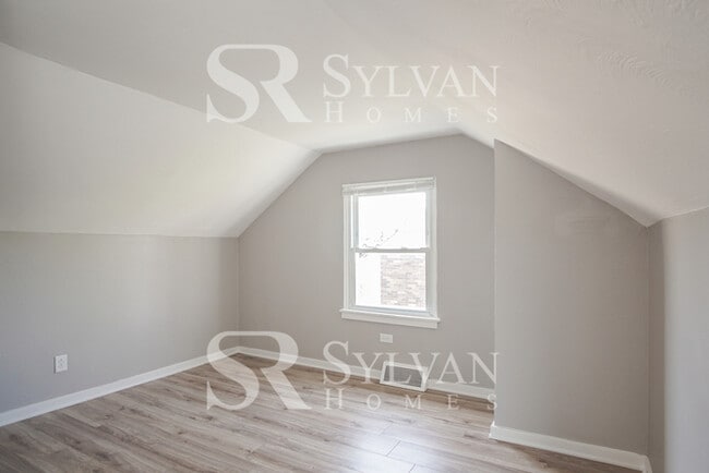 Building Photo - This home exudes a cheerful and welcoming charm!