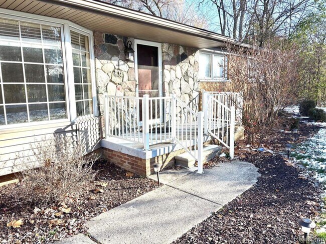Building Photo - Beautiful Home in Farmington Hills - 3 Bd / 1.5 BA