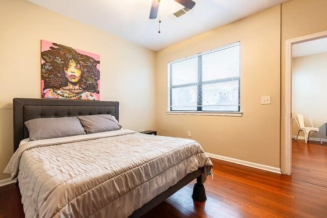 Building Photo - 898 Oak St SW