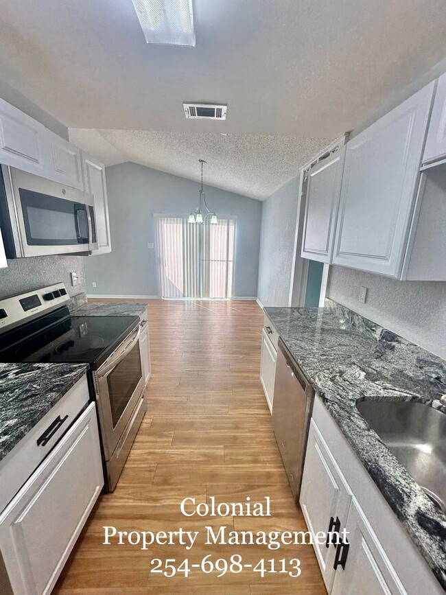 Building Photo - AVAILABLE NOW! 1/2 OFF 1st Month's RENT IF YOU MOVE IN DURING DECEMBER!!!