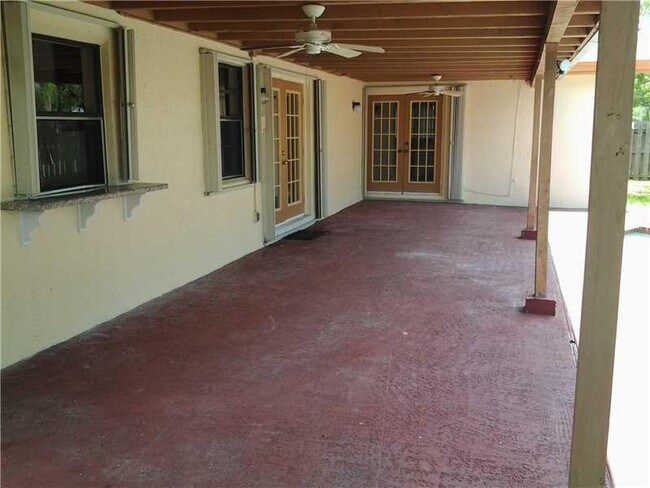 Building Photo - 9620 NW 42nd Ct