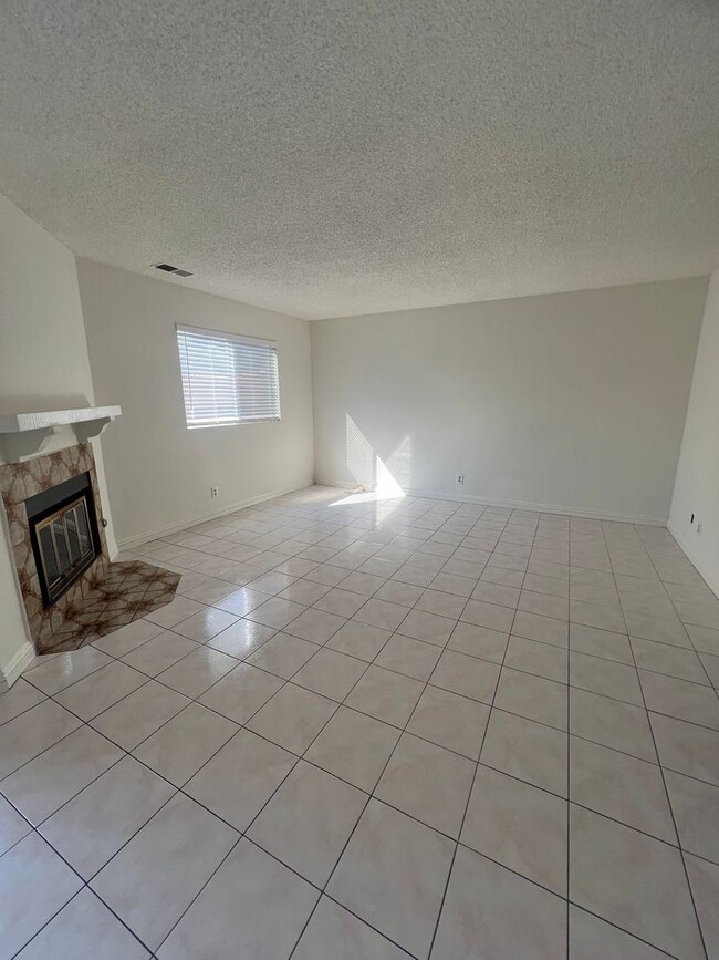 Building Photo - **MOVE IN DEPOSIT SPECIAL** 2 Bedroom 2.5 ...