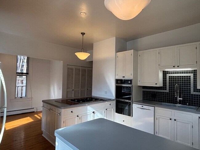 Building Photo - 462 Holly Ave