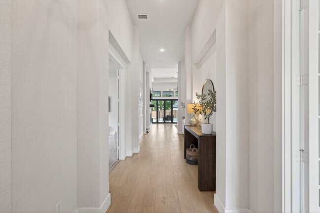 Building Photo - 10561 Lake Palmetto Dr
