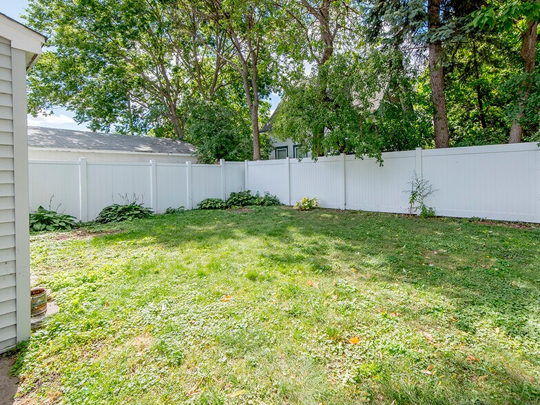 Building Photo - 961 18th Ave SE