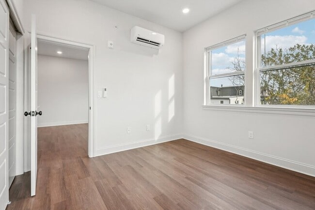 Building Photo - 472 Roxborough Ave