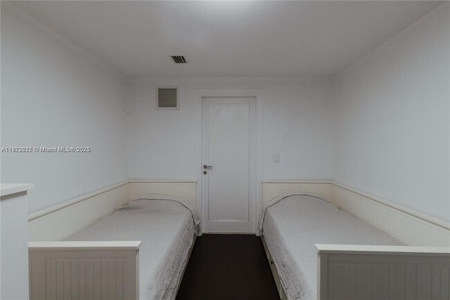 Building Photo - 18201 Collins Ave