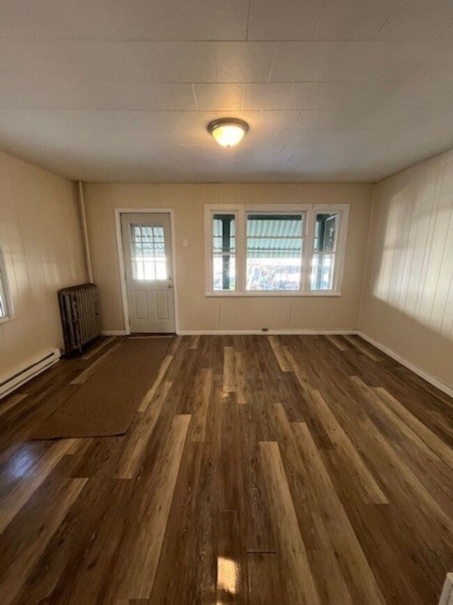 Building Photo - 4 bedroom 2 bathroom