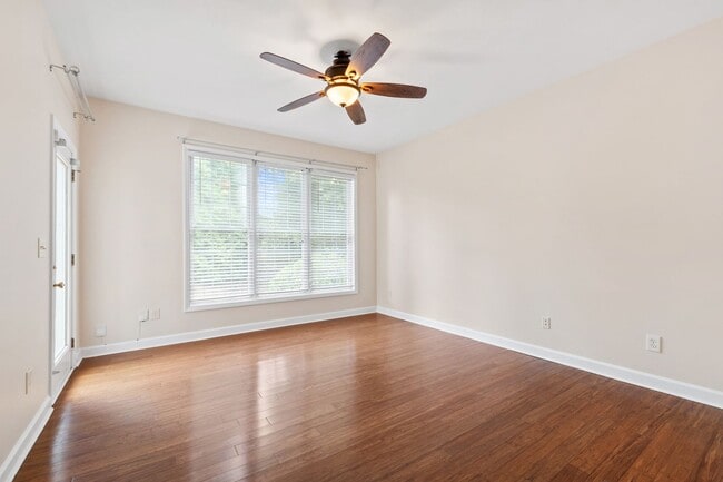 Building Photo - Lovely 3 bedroom townhome in fantastic Ral...
