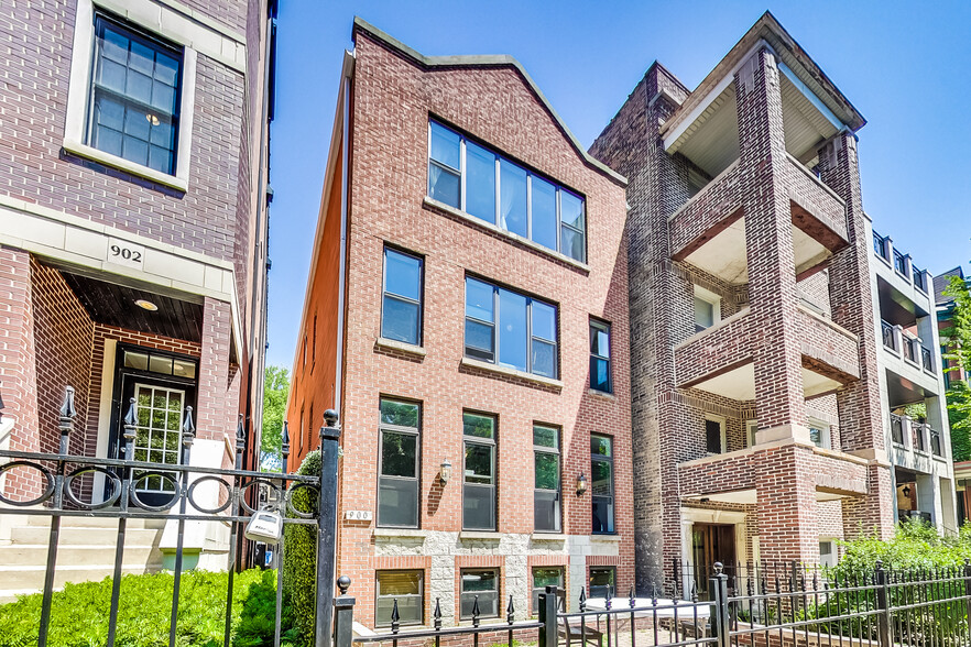Primary Photo - 900 W Roscoe St