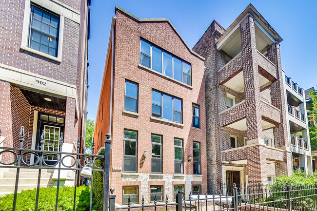 Building Photo - 900 W Roscoe St