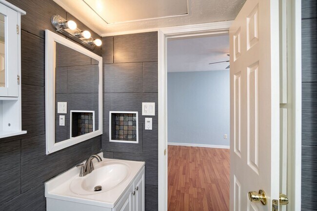 Building Photo - 3121 Park Ln