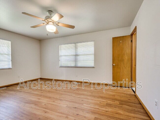 Building Photo - 3121 Lakeside Dr
