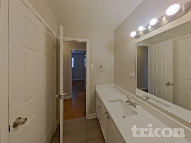 Building Photo - 4300 Oak Forest Dr