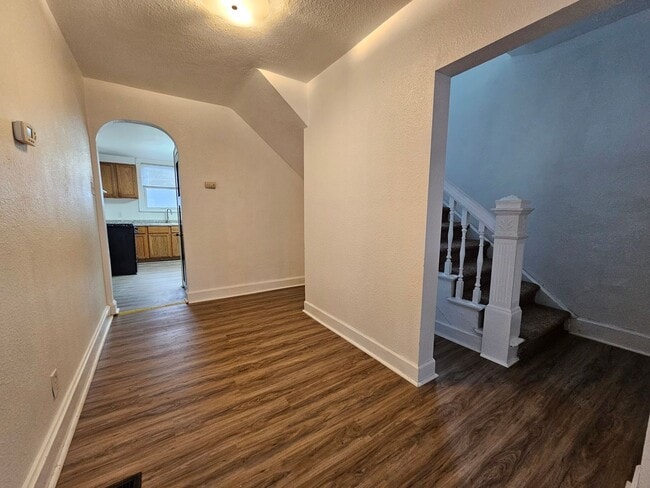 Building Photo - SW 4 bedroom 2 bath with fenced yard