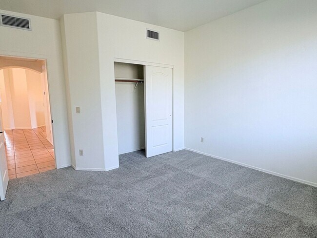 Building Photo - *AVAILABLE NOW* Gorgeous 3 bed/2 bath home in private gated Tanque Verde community!!!