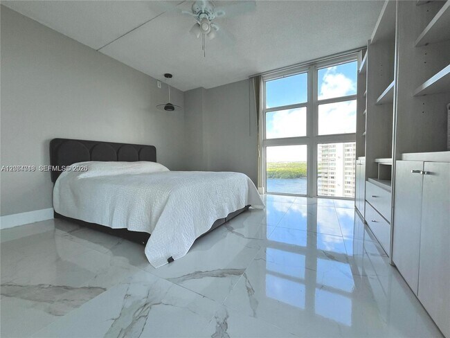 Building Photo - 100 Bayview Dr