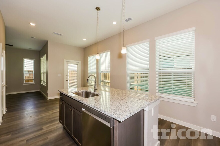 Building Photo - 858 Plum Ln