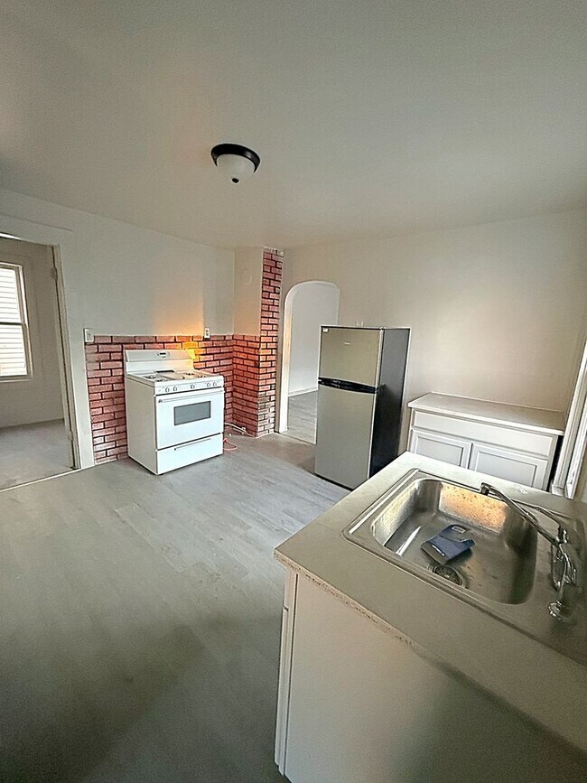 Building Photo - 638 Carbon St