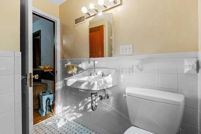 Building Photo - 201 Melbourne Ave SE