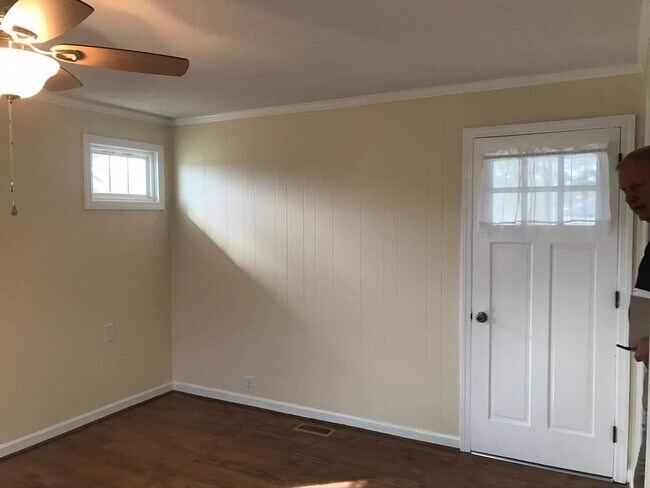 Building Photo - Completely remodeled 3 bedroom  w/ screened porch. Applications accepted at www.treg-rentals.com ...