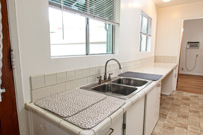 Building Photo - Large Studio in Glendale