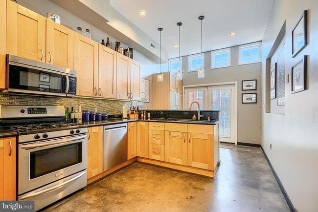 Building Photo - 542 E Clement St