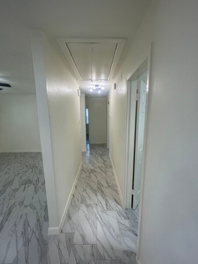 Building Photo - 6705 Covington Dr