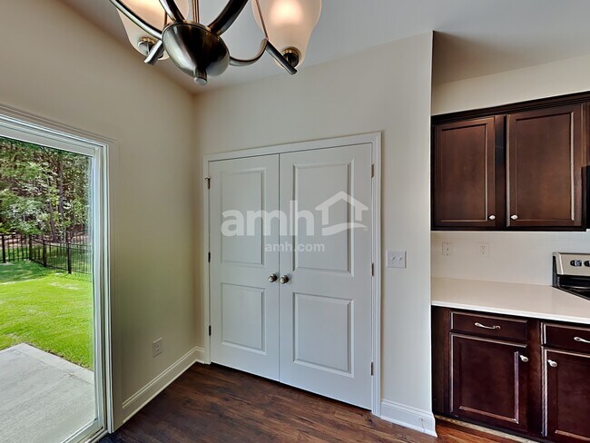 Building Photo - 1127 Amberly Wy