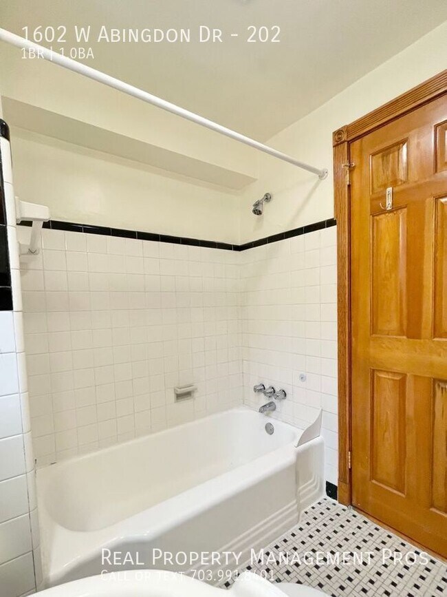 Building Photo - 1602 W Abingdon Dr