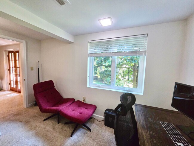 Building Photo - Lovely 4 BR/2 BA Single-Family Home in Sil...