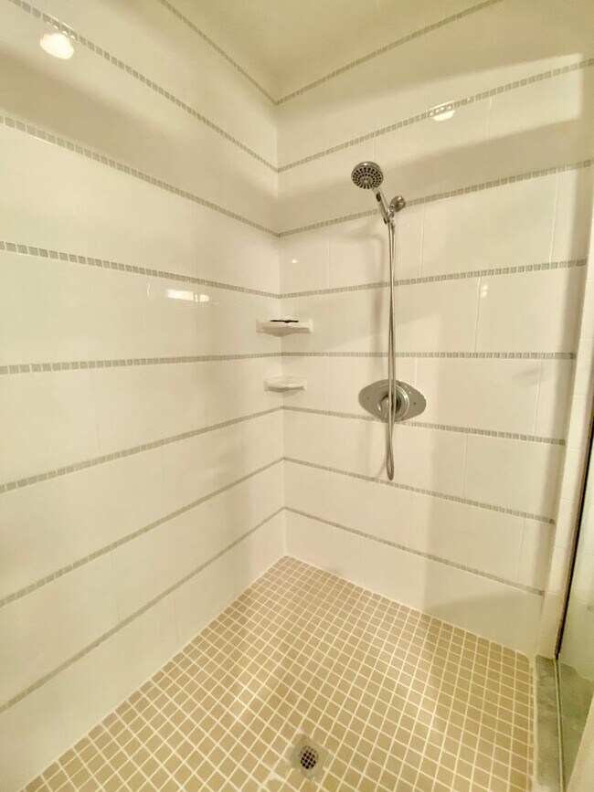 Building Photo - LUXURY TOWNHOME IN SODO 3/2.5 PLUS OFFICE AND BONUS ROOM  - DOWNTOWN ORLANDO