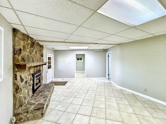 Building Photo - 5709 Vincent Rd