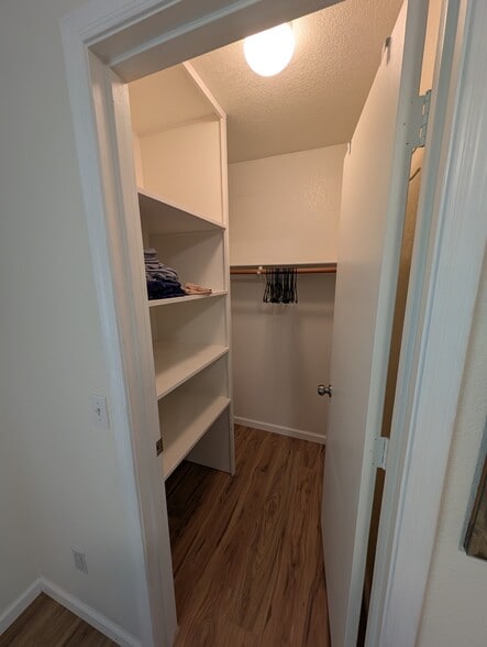 Building Photo - 1120 N Val Vista Dr