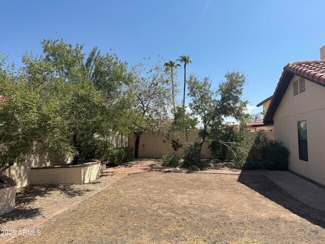Building Photo - 1733 N La Rosa Dr