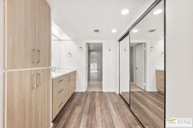Building Photo - 505 S Farrell Dr
