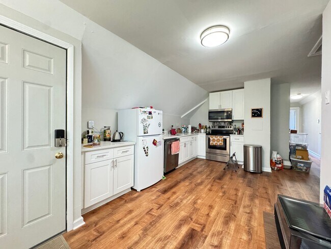 Building Photo - Renovated Beautiful 2BR Near Yale - Science Hill
