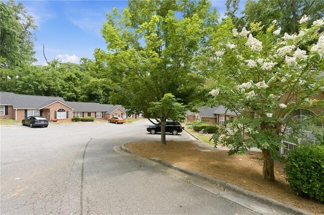 Building Photo - 320 Shoal Creek Rd