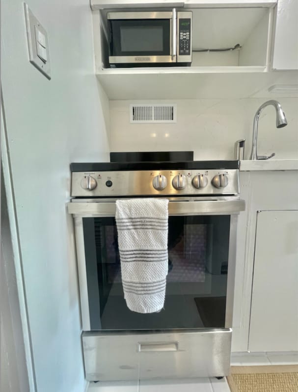 Building Photo - 425 Ena Rd