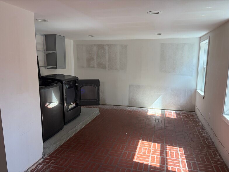 Bonus room with laundry - 46 Wren St