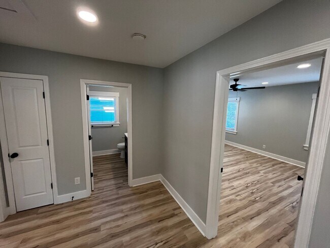 Building Photo - 4Bed/3Bath Renovated Student friendly housing