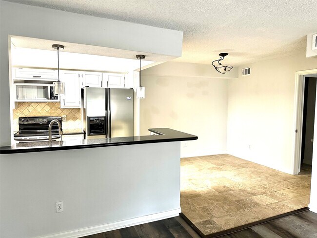 Building Photo - 1311 Antoine Dr