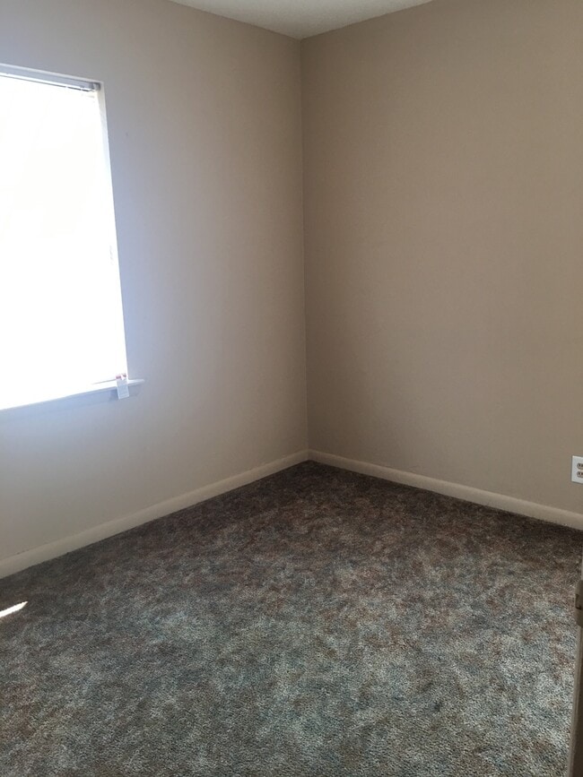 Building Photo - 3 bedroom + Bonus room/Bedroom and 1 bath ...