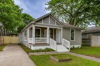Building Photo - 818 E Woodin Blvd