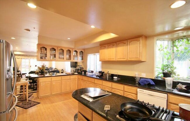 Building Photo - 921 Georgina Ave