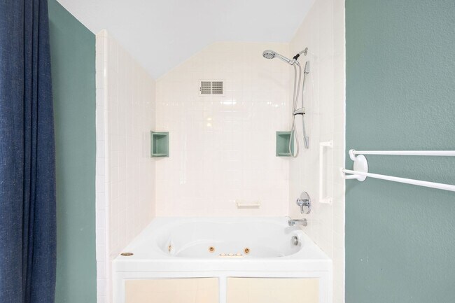 Building Photo - Charming 4BD, 5BA East Denver Home Near 9th & CO