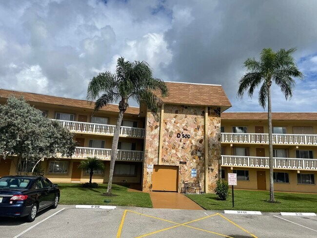 Building Photo - 600 Village Green Ct