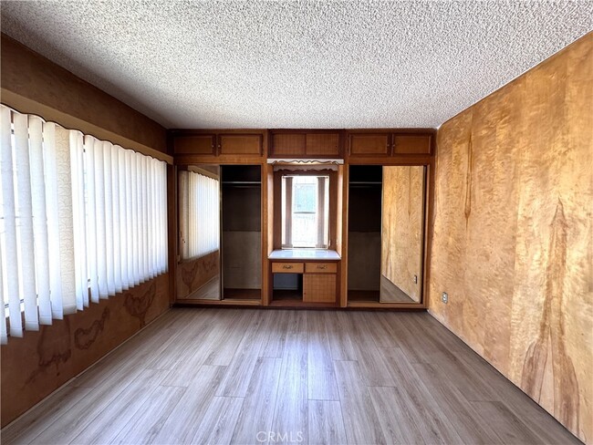 Building Photo - 1049 W 65th Pl