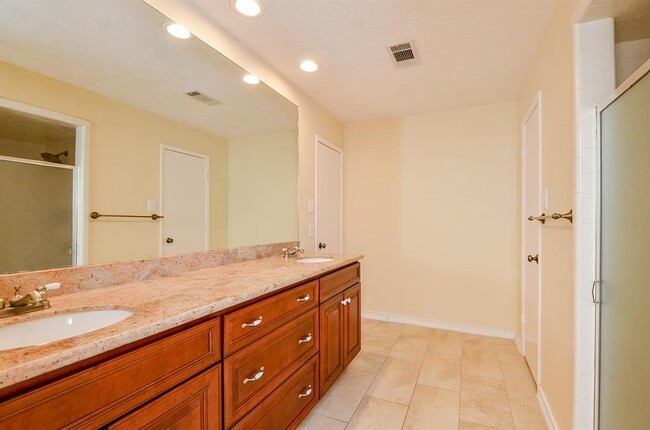 Building Photo - 2731 River Birch Dr